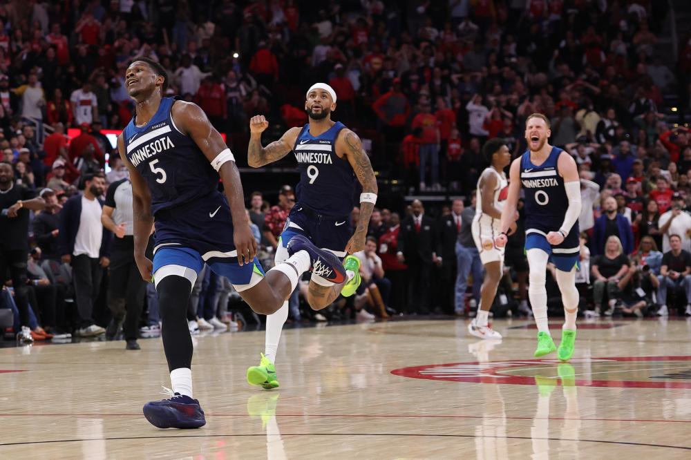 他在篮板争 他在篮板争